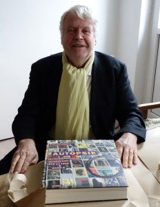 Manfred Heiting mit dem ersten Exemplar von Autopsie, Band 2 (Kassel, 21.11.2014)