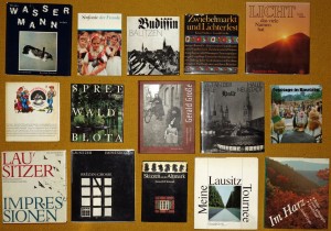Eine Auswahl von Großes Büchern aus DDR-Zeiten, in der Mitte die Neuerscheinung.