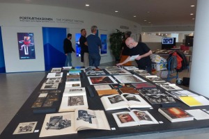 Aufbau der Ausstellung über deutsche Firmenbücher im Museum ARoS
