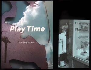 Zum Buch gibt es als Beilage das kleine Heft „Learning from Playtime“, das ein Gespräch von Bill Kouwenhoven mit dem Fotografen beinhaltet.