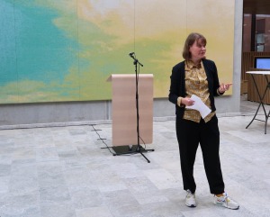 Nanna Debois Buhl vor einem ihrer Werke in der Uniklinik Aarhus