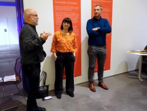 Thomas Wiegand, Vreni Hockenjos und Moritz Neumüller bei der Eröffnung der Kinderbuchausstellung in Herning