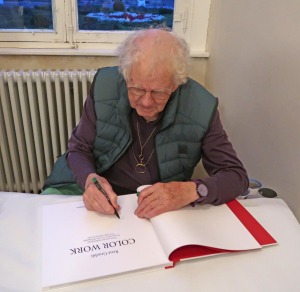 René Groebli beim Signieren in Arolsen