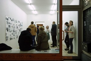 Ausstellungseröffnung Warte für Kunst Kassel 21.2.2014, Ruth von Beek rechts am Bildrand